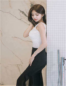《卿本佳人下载地址-美女裸露双乳给男生吃》